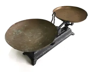 Bonita balanza antigua de hierro forjado