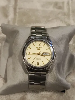Reloj Seiko 5 Vintage Beige y Plateado