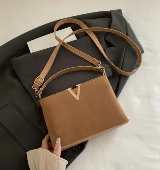 Borsa a mano marrone con V dorata