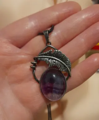 Colgante artesanal de Fluorita Arcoíris Hoja Metal