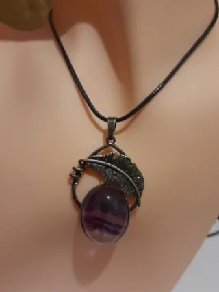 Colgante artesanal de Fluorita Arcoíris Hoja Metal