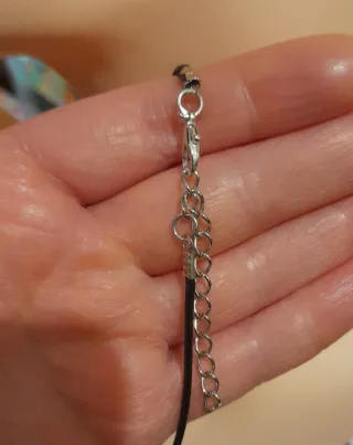 Colgante artesanal de Fluorita Arcoíris Hoja Metal