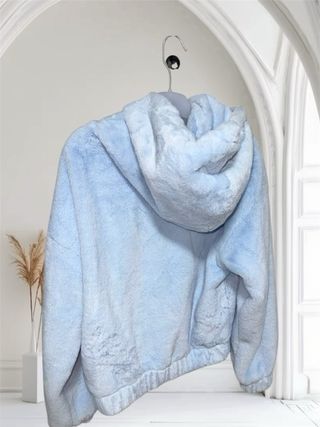 Abrigo pelo azul con estampado