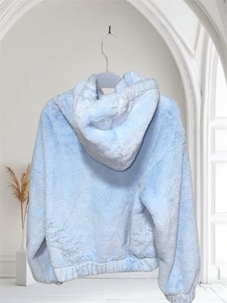 Abrigo pelo azul con estampado