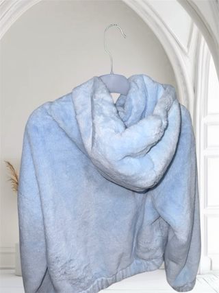 Abrigo pelo azul con estampado