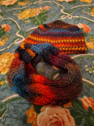 Set cappello e scaldacollo multicolore