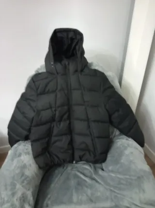 Chamarra negra con capucha