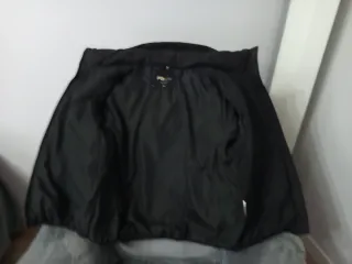 Chamarra negra con capucha