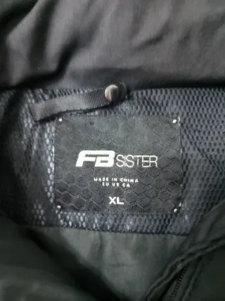 Chamarra negra con capucha