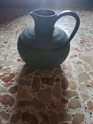 Cántaro de barro decorado