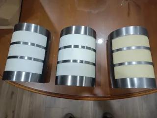 Apliques de pared plateados y blancos