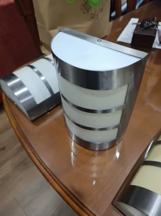 Apliques de pared plateados y blancos