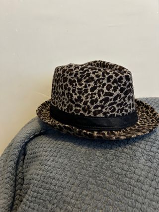 Cappello fantasia leopardata