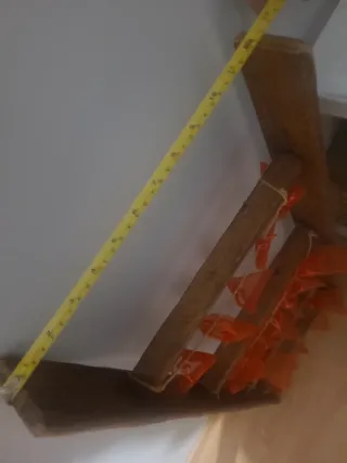 Escalera de madera decorada