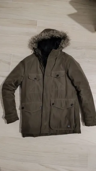 Abrigo verde con capucha