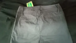 Pantalones grises con cremalleras