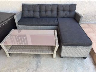 Sofá Chaise Longue Rattan y mesa.