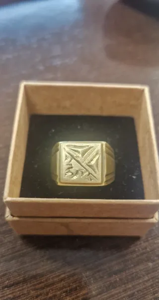 Anillo sello dorado con grabado