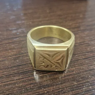 Anillo sello dorado con grabado