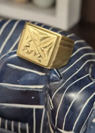 Anillo sello dorado con grabado