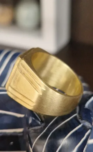 Anillo sello dorado con grabado