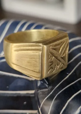 Anillo sello dorado con grabado