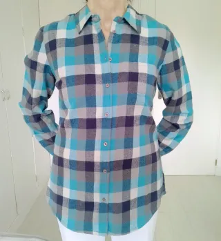 CAMISA DE MUJER SOBRE CAMISA CUADROS AZULES
