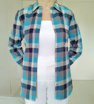 CAMISA DE MUJER SOBRE CAMISA CUADROS AZULES