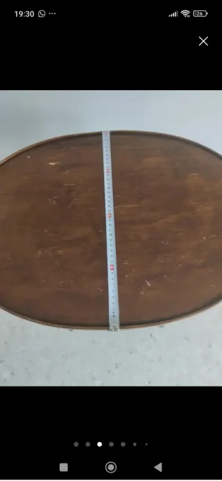 Mesita auxiliar redonda de madera y mimbre