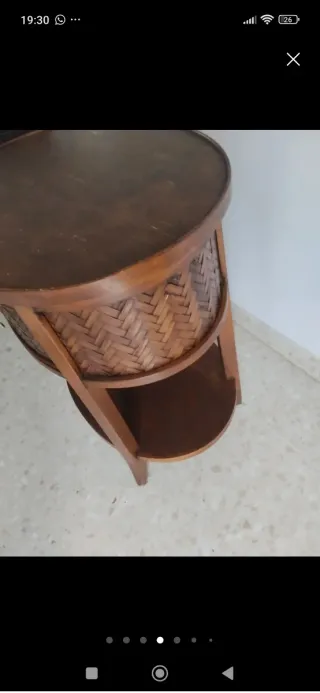 Mesita auxiliar redonda de madera y mimbre