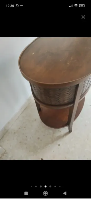 Mesita auxiliar redonda de madera y mimbre