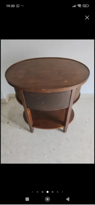 Mesita auxiliar redonda de madera y mimbre