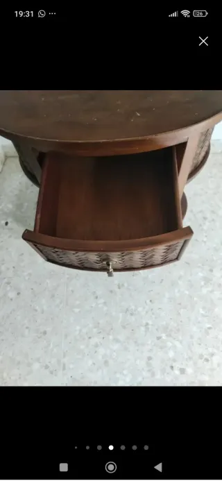 Mesita auxiliar redonda de madera y mimbre