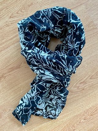 Pañuelo estampado blanco y negro