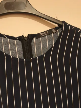 Mono corto con volantes azul marino con rayas