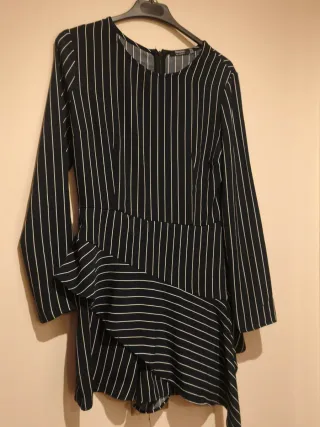 Mono corto con volantes azul marino con rayas