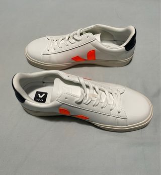 Zapatillas Veja blancas con detalles naranja