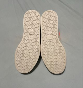 Zapatillas Veja blancas con detalles naranja