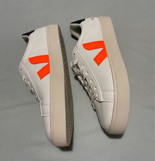 Zapatillas Veja blancas con detalles naranja
