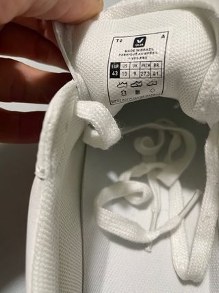 Zapatillas Veja blancas con detalles naranja