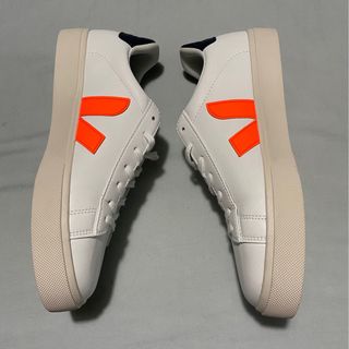 Zapatillas Veja blancas con detalles naranja