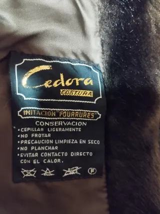 Abrigo pelo sintético negro, antiguo. Como nuevo.