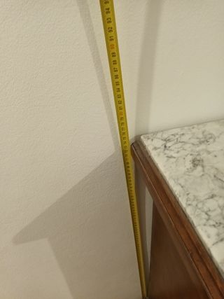 Recibidor madera con placa de mármol