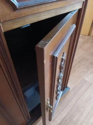 Recibidor madera con placa de mármol