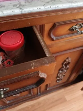 Recibidor madera con placa de mármol