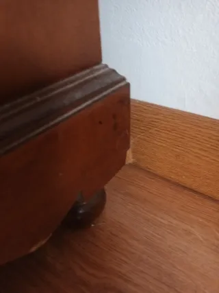 Recibidor madera con placa de mármol