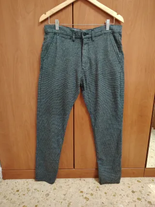 Pantalon gris y negro