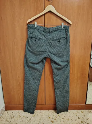 Pantalon gris y negro
