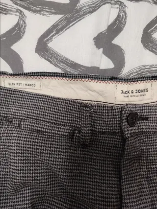 Pantalon gris y negro