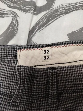 Pantalon gris y negro